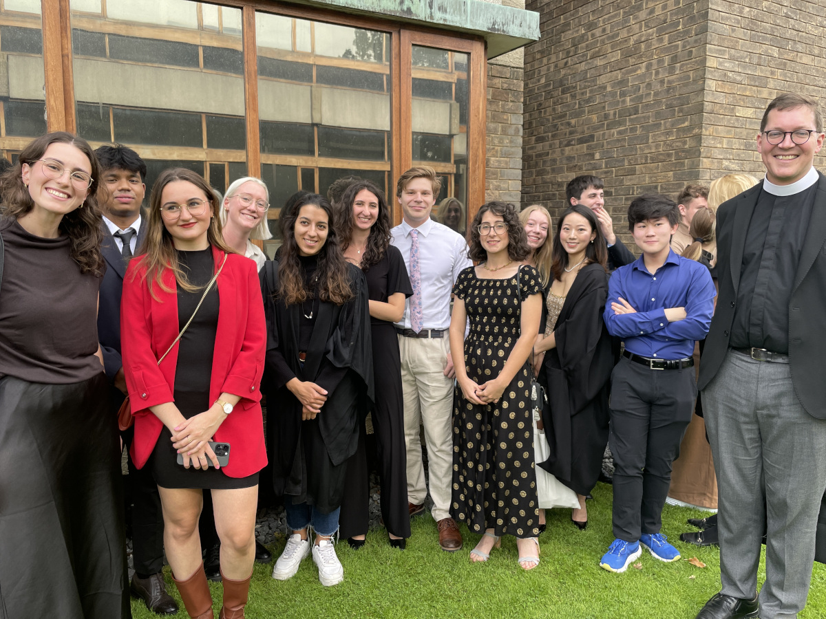 ChurchillCol's tweet photo. Sun, students, camera, action! Today it's the turn of our newest postgraduates to come together for their matriculation photo! They have a busy day ahead and a matriculation dinner next week, but for now we'd just like to say, welcome to Churchill 😊 https://t.co/QWSF9P7CVv