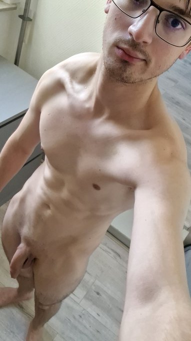 Enjoying the life in London, fully naked and ready to fuck 😎 I'm pretty sure I will go back there, the<a href="/tag/maqueue"class="tags"><span>#maqueue</span></a>