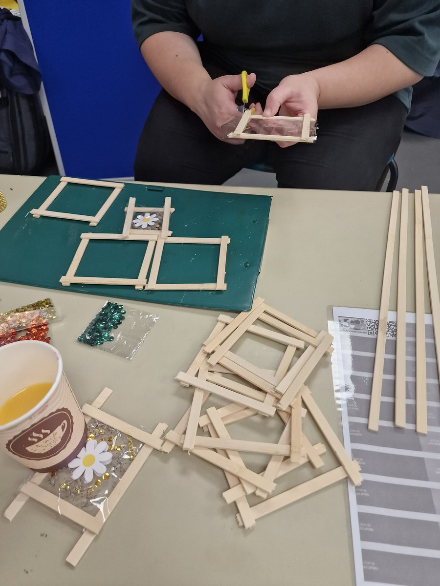 @Jack_Lavery @ProjectSydenham @ignitionbeer @StChrisHospice @SydenhamSociety Great afternoon our Sara made our first 'daisyframe' this can be used as a coaster for cold or hot drinks! The lavender seeds aroma makes this even more therapeutic🌼 @nico_creates join in the fun thanks for popping by😃 @FunPalaces @Jack_Lavery @LewishamCouncil @JRHYouthSupport