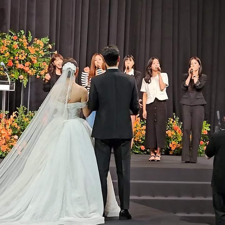 pandathings_'s tweet photo. #Apink y #StayC en la boda del CEO de High Up Entertainment  ♡ https://t.co/7xVu3Nmrca
