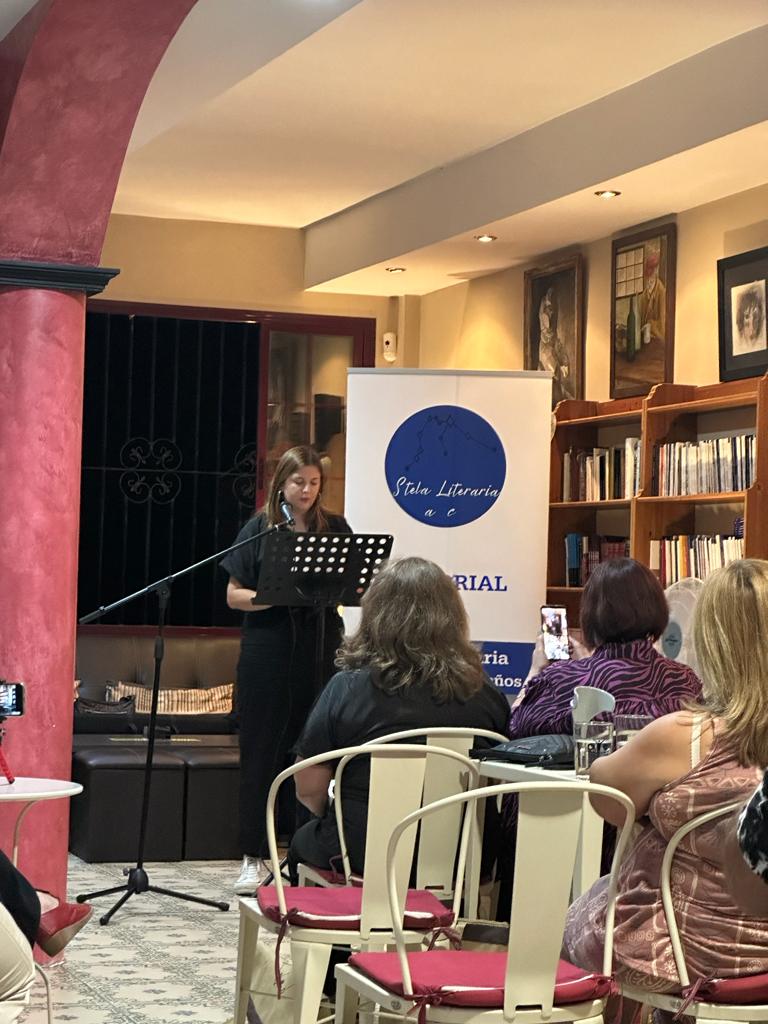 VictoriaM_O's tweet photo. Muchas gracias a la editorial Stela Literaria por la oportunidad de participar en un proyecto tan bonito. Ver un relato escrito por mi en un libro es un sueño que guardaré siempre como un tesoro❤️ https://t.co/2pbujgTYfo