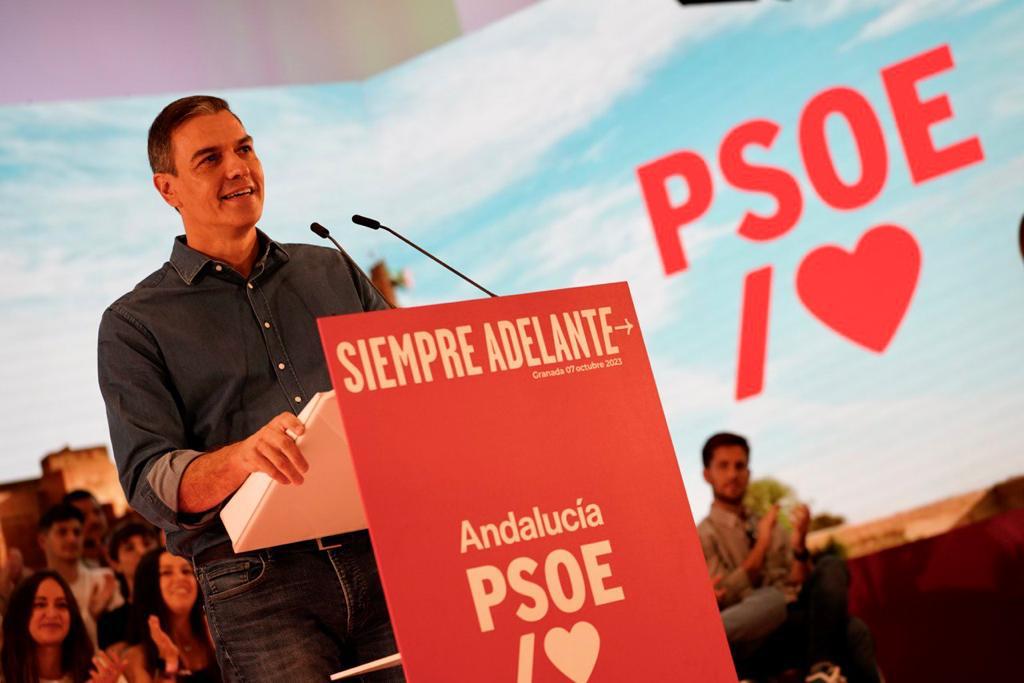 PSOE's tweet photo. España ni se hunde, ni se rompe, ni desaparece.

España convive, avanza y cuenta más en el panorama europeo gracias al PSOE. 🌹

🗣️ @sanchezcastejon

➕ INFO. en nuestra nota de prensa. ⤵️
https://t.co/d6FhQKsafo https://t.co/NMa2S3GgRj