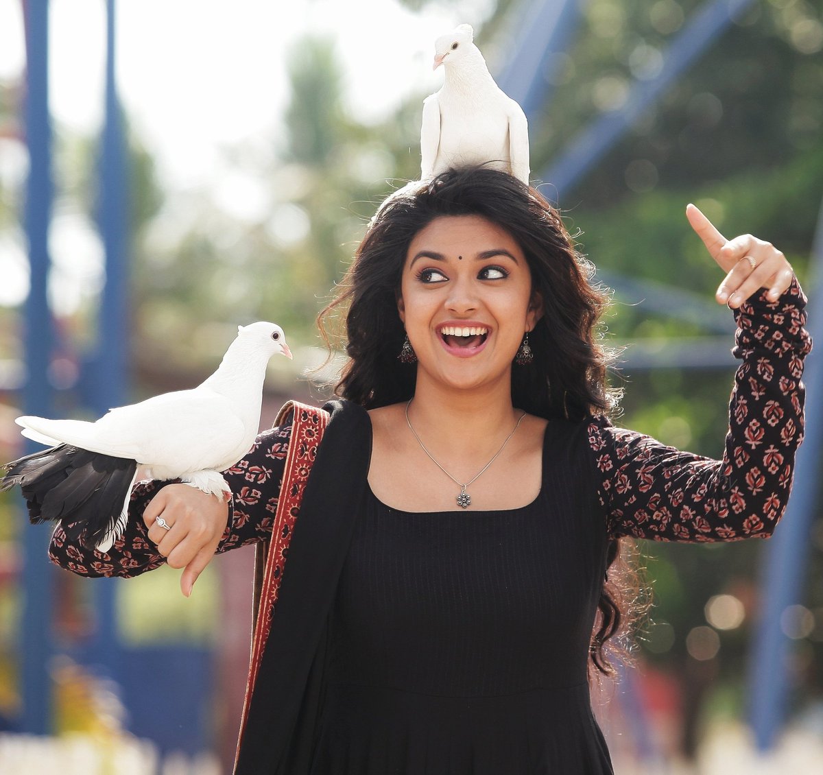 KeerthyanTanju's tweet photo. I suddenly fell in love with @KeerthyOfficial as Kavya one day.🤗❤️
😇
 Since then, I'm still in love with her" 🌼🌻

 7 Years of #Remo
#KeerthySuresh https://t.co/Z85CNKpmXu