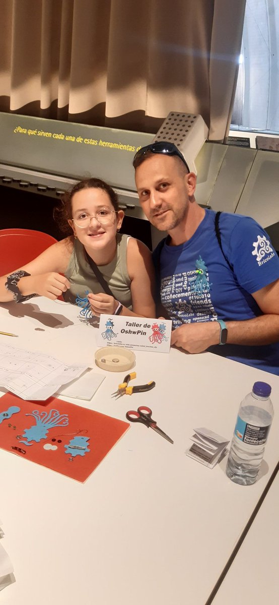 Familias con sus nuevos OshwiPines. Vienen desde Badajoz y Arteixo!
Gracias por venir a coserme, queridos #pulpolovers 💙🐙💙