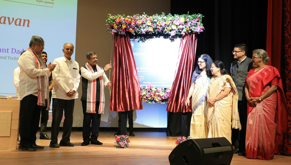 dpradhanbjp's tweet photo. Pleased to inaugurate the Symbiosis Ishanya Bhawan in Pune. Symbiosis Ishanya Bhawan is a symbol of culture, pride and ‘Ek Bharat Shrestha Bharat’. 

I am confident this vibrant facility will inspire, enlighten and enrich students, particularly from the north-eastern states. Every moment is a moment of learning. A symbiosis of emotions, humanity, sensitivity and responsibility is the way forward. Encourage the Symbiosis family to focus studies on developing greater understanding of our Indian civilisation. I am confident students of Symbiosis will transform into global citizens and contribute in making India a developed nation by 2047.