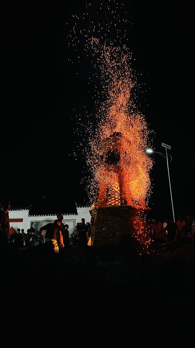 JunsongLin10784's tweet photo. Burning the Tower on a Full Moon Night https://t.co/5zZetm4A8K