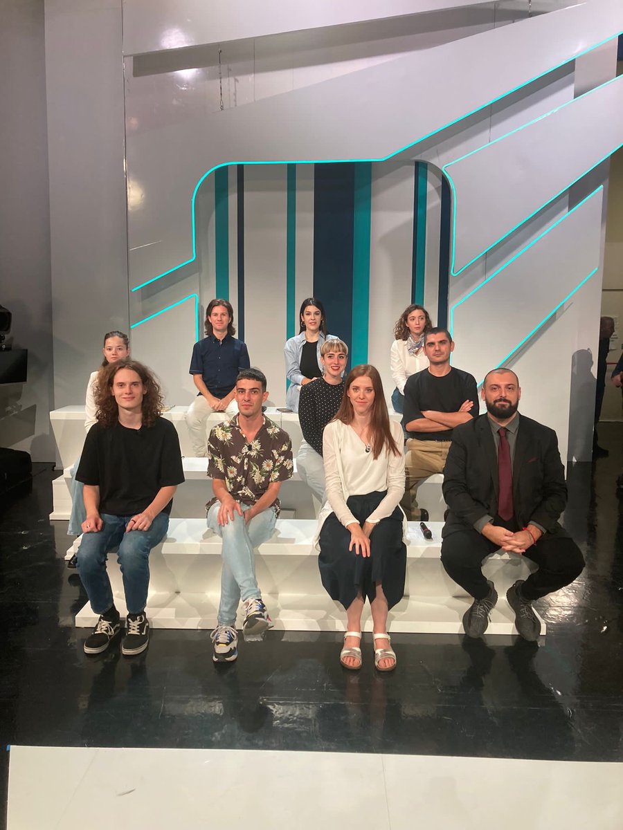 07/10/23, 1^ puntata di <a href="/TvTalk_Rai/">Tv Talk</a>!

In studio con me <a href="/kindermaxxi/">Stefano Monti</a> <a href="/matildaferrari4/">matilda ferraris</a> <a href="/GioEmmaPi/">Giovanna Pavesi</a> <a href="/Veronicseraf/">Veronica Serafini</a> @79Erotavlas <a href="/GiadGiorgi/">Giada Giorgi</a> e, nuovi di zecca, <a href="/BeatriceTurati/">Beatrice Turati</a> <a href="/MarcoPiras_/">Marco Piras</a> @rickomino 🥰

#TITOLIDICODA #ANALISTI 

#TvTalk torna sabato 14/10, ore 15 in punto, #Rai3! ❤️❤️