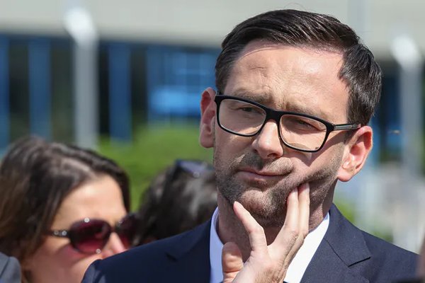 MagorzataDvorak's tweet photo. A może Obajtek też nie wie #GdzieJestPaliwo i stąd #OrlenGate https://t.co/98mNc3OqrC