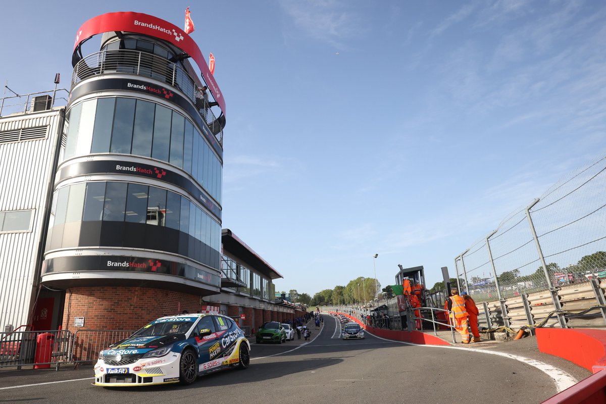 UKPMR's tweet photo. GREEN FLAG 🟢

30 minutes to set the grid ahead ⏱️

@CarStoreUK_ #GoGoPMR @PowerMaxedUK @BTCC https://t.co/kfxBkhXcpI
