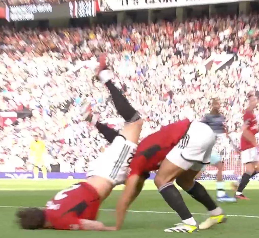 TrollFootball's tweet photo. Only at Man Utd https://t.co/uEzEDoJ8Oi