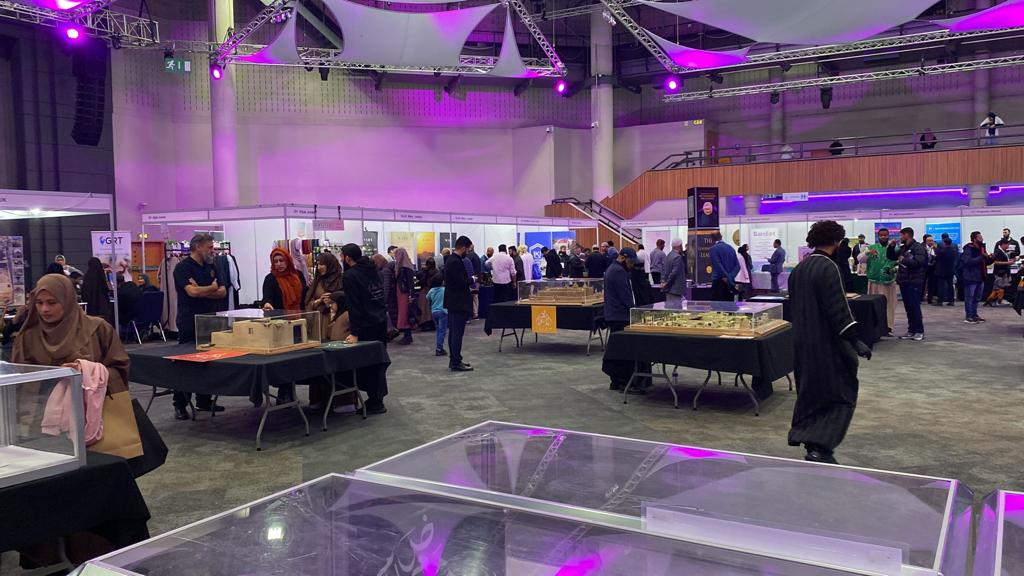ExhibitionIslam's tweet photo. @Islamchannel in @necbirmingham - 30th Sept
A roaring success! Delivering a stunning exhibition to 1000's visitors. Relishing the opportunity to learn &amp; engage with Islam. On display - 1200 year old Quran page, interactive models, VR showcasing holy sites. https://t.co/bm5cOhclIg https://t.co/NWu3SA5jXf
