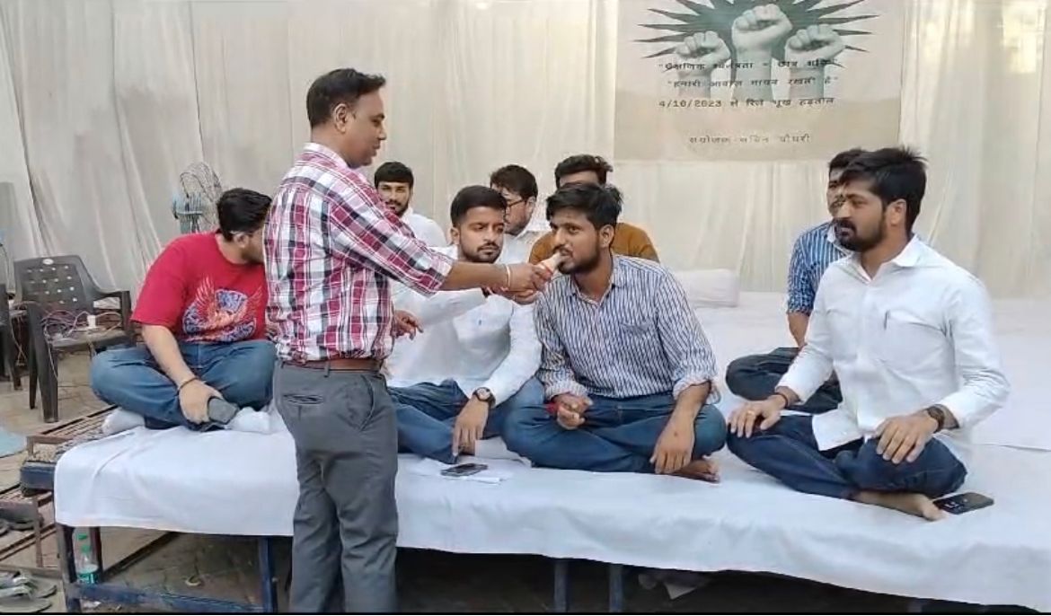 CHANDRA63062's tweet photo. 4th Day ofRelayHungerStrike at @UniofDelhi against violation of OrdinanceVIB &amp;Corruption inPhD admission in dept. of History by Prof. Seema Bawa.
#suspend_profseema_bawa_for_construct_illegal_DRC @PMOIndia @VPIndia @dpradhanbjp @AmitShah @nytimesworld @UniofOxford @Cambridge_Uni https://t.co/nTm068kizL