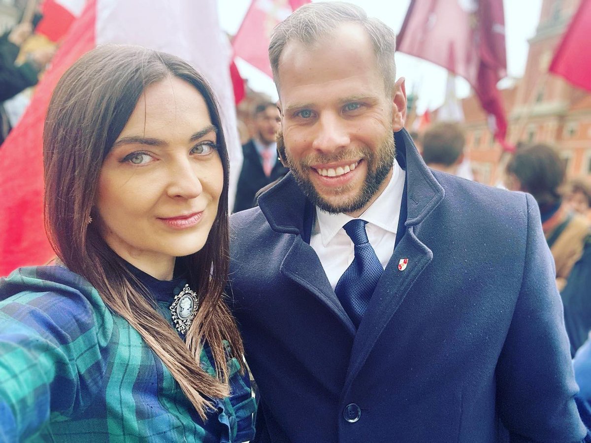MartaAnnaCzech's tweet photo. ,,Gdy wieje wiatr historii,
Ludziom jak pięknym ptakom
Rosną skrzydła, natomiast
Trzęsą się portki pętakom.”
(K.I. Gałczyński)
105.rocznica proklamowania niepodległości Królestwa Polskiego przez Radę Regencyjną👑⚜️🇵🇱
@KONFEDERACJA_ @KoronyPolskiej @GrzegorzBraun_ @KKonfederacji_ https://t.co/QUjuatjALV