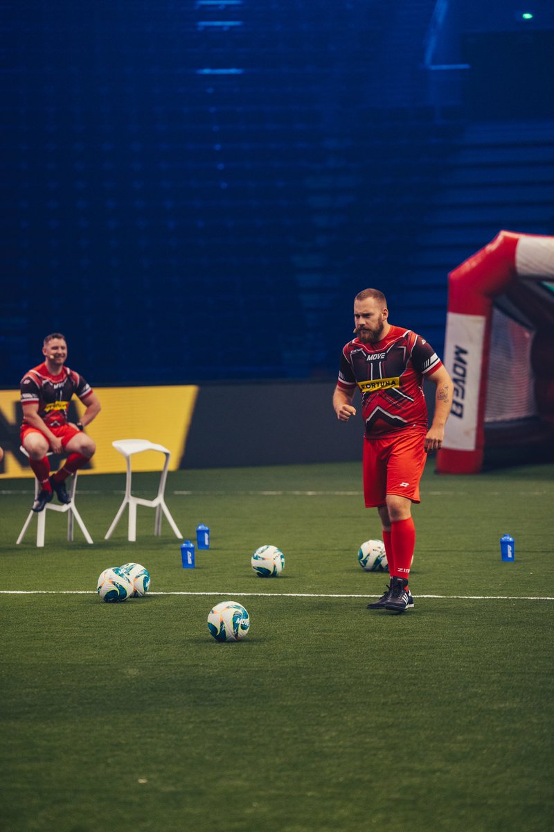 movefederation's tweet image. Zawodnicy Move 2 pierwszą, solidną rozgrzewkę mieli już wczoraj. Dziś o 20:00 będą gotowi na walkę!

Bądźcie z nami w Canal+Online.
Link do transmisji - move-federation.tv

#movefederation #movefederation2 #footballsupershow #gliwice