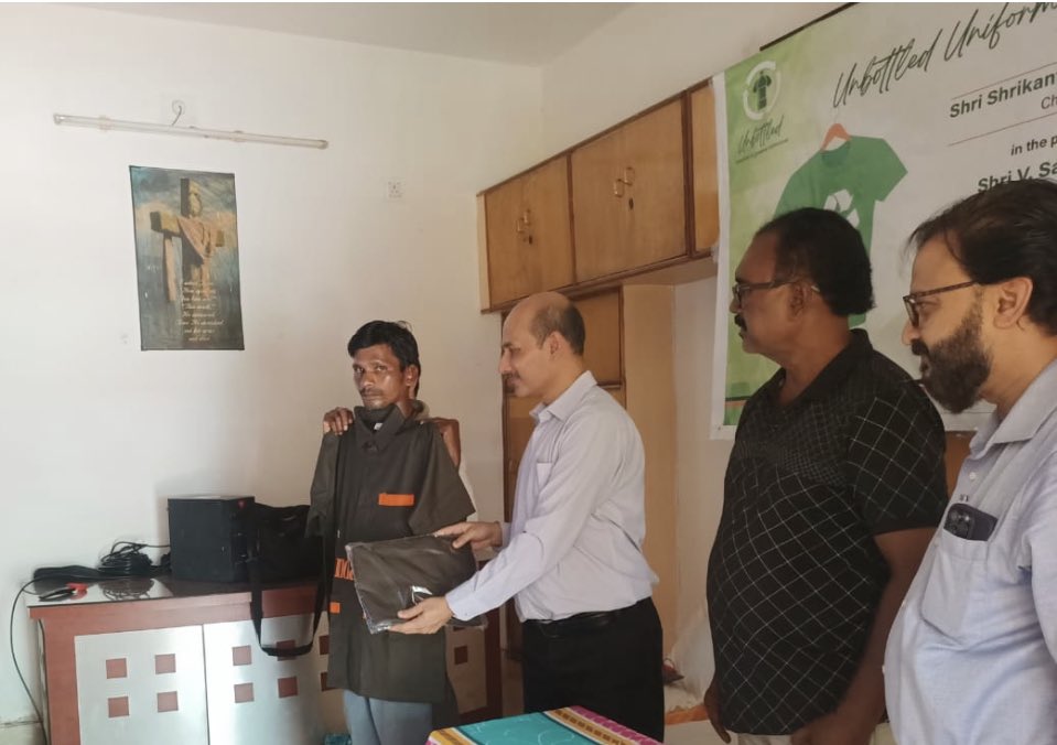 INDANE_ODISHA's tweet photo. Launching:
IndianOil’s Green Initiative on Unbottled  Uniform made from recycled used PET bottles for front warriors of channel network LPG delivery personnel. 

On the occasion: 
DLH Sambalpur IDO handing over Sustainable Uniforms to Delivery Boys of Lipi Gas Service Sambalpur. https://t.co/nzpFDJNpcP