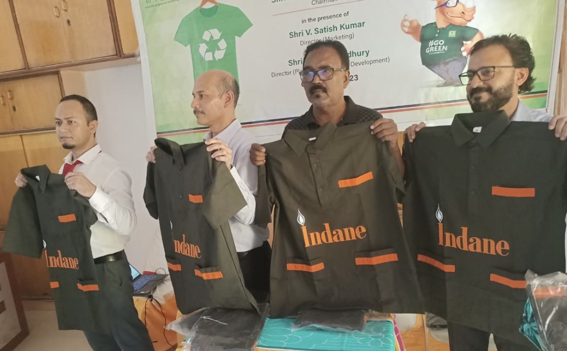 INDANE_ODISHA's tweet photo. Launching:
IndianOil’s Green Initiative on Unbottled  Uniform made from recycled used PET bottles for front warriors of channel network LPG delivery personnel. 

On the occasion: 
DLH Sambalpur IDO handing over Sustainable Uniforms to Delivery Boys of Lipi Gas Service Sambalpur. https://t.co/nzpFDJNpcP