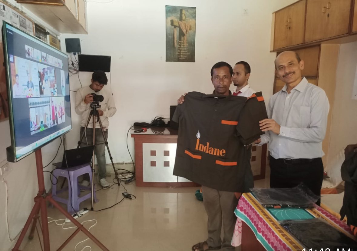 INDANE_ODISHA's tweet photo. Launching:
IndianOil’s Green Initiative on Unbottled  Uniform made from recycled used PET bottles for front warriors of channel network LPG delivery personnel. 

On the occasion: 
DLH Sambalpur IDO handing over Sustainable Uniforms to Delivery Boys of Lipi Gas Service Sambalpur. https://t.co/nzpFDJNpcP