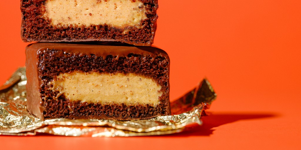 Pumpkin Ding Dong. Sounds like an insult, should be a compliment. Our recipe improves on the flavors and texture of your favorite childhood foil-wrapped treat. Plus: pumpkin! chefsteps.com/activities/hom…