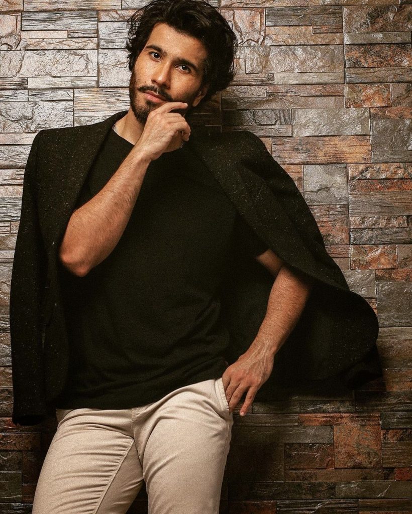 only_ferozekhan's tweet photo. Congratulations mashallah to you our king feroze khan you deserve love and appreciation ❤️✨👑 @ferozekhaan #bestactoroftheyear #FerozeKhan #LSA2023 #winnerferozekhan https://t.co/Yyftx4c9Tg