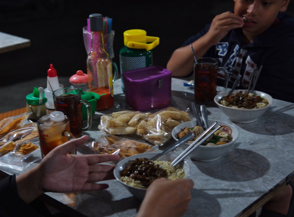 Nek atimu rada sumpek, kanggo ngedohi pikiran ruwet, metu. Golek hawa wengi. Mangan mie ayam…