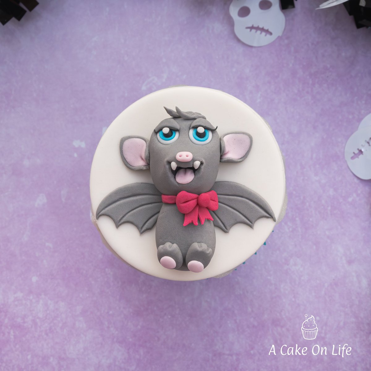 Hello everyone, meet Betty Graie! 🦇 My latest tutorial on my YouTube channel. Hope you like her and find the tutorial useful 😊 Link to the tutorial below #cake #cupcake 

youtu.be/LY19hsSL4W8?si…