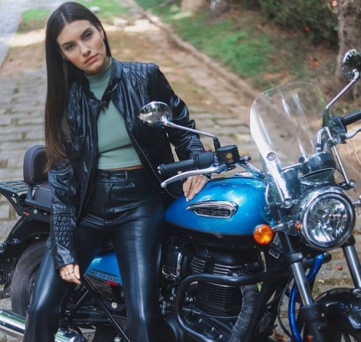 Galera está rolando as indicações para o prêmio Área VIP. Indiquem:
✓Melhor atriz - Priscila.     Buiar
✓Melhor personagem - Valentina
✓Melhor série - Stupid Wife