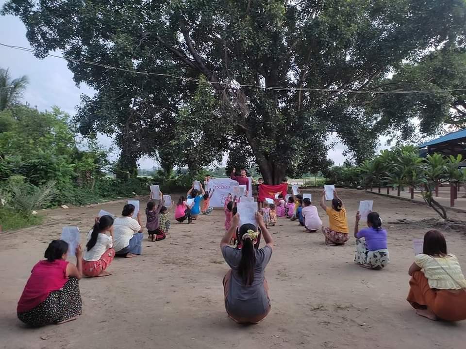 naingnaingaung's tweet photo. On Oct 7th, in Sagaing Region, the "Our Village Ain't Seeking Savior" protest column held an anti-military dictatorship protest and urged the UN Credential Committee to approve Ambassador U Kyaw Moe Tun's accreditation.
#HelpMyanmarIDP  
#2023Oct7Coup  
#WhatsHappeningInMyanmar https://t.co/jtN6U6xX3c