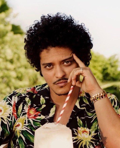 matheuscaseca's tweet photo. Amanhã é aniversário do Bruno Mars e hoje ele tá lá em Tel Aviv escondido por causa de ataques. Que ele esteja bem e consiga sair de lá em segurança https://t.co/f0ZydbDeyJ