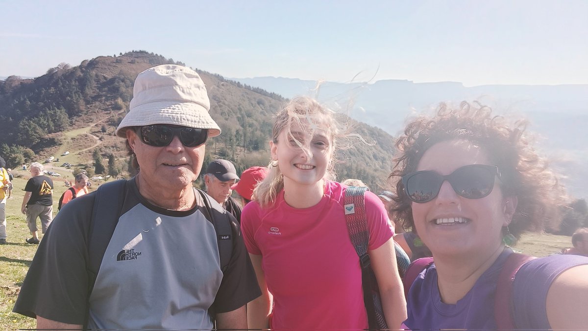 anavinalsblanco's tweet photo. En el día de los Montes Bocineros y desde la cima del #Kolitza en #Balmaseda hemos dejado claro que una verdadera transición energética debe ser democrática, justa con las personas y respetuosa con el medioambiente. Como dice @enkareolikoez renovables sí, pero no así #MendiakAske https://t.co/fsTfynlXv8