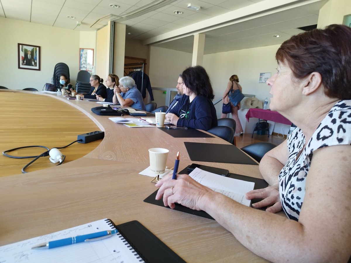JeanYvesGarabed's tweet photo. Réunion post-rentrée avec mes invités, adjoints aux affaires scolaires des communes de l'ouest lyonnais. Toujours un plaisir. Débats et échanges enrichissants principalement autour des participations intercommunales, des dérogations et de la restauration scolaire. Merci à tous. https://t.co/NWK2W6lLdf