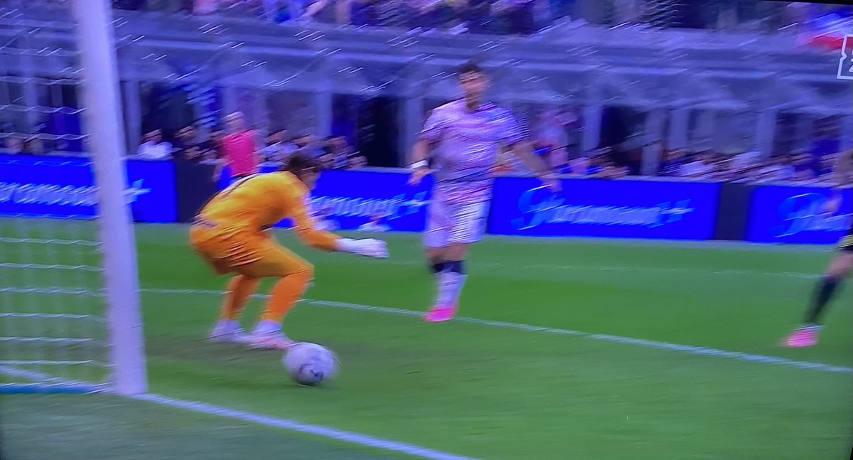ZZiliani's tweet photo. Del Bologna di Motta, che senza avere i migliori giocatori della Serie A gioca a calcio come in Serie A giocano in pochi, ho già detto e ripetuto che senza almeno tre scempi arbitrali perpetrati ai suoi danni (su tutti il rigore non concesso contro la Juventus sull'1-0, rigore che avrebbe chiuso la partita) avrebbe 6 punti in più e sarebbe oggi terzo in classifica subito dopo Inter e Milan. Oggi la squadra rossoblu ci ha regalato la gemma del gol del 2-2 di Zirkzee: quando si dice un'azione che vale il prezzo del biglietto. Splendidamente lanciato da Ferguson con un'apertura no-look, il centravanti del Bologna si è fatto beffe dei tre difensori dell'Inter Bastoni, Pavard e Acerbi, ha conservato il possesso della palla , ha finto il tiro il tiro, è ritornato sui suoi passi fino a trovare, sfruttandolo, il varco e il momento giusto per calciare a rete di destro pugnalando Sommer. Pezzo di bravura assoluto, un gol da raccontare ai nipoti. Complimenti a Zirkzee. Complimenti a Motta. E complimenti al Bologna, che se il calcio italiano non fosse la pagliacciata che tutti sappiamo, oggi sarebbe - meritatamente - in zona Champions League.