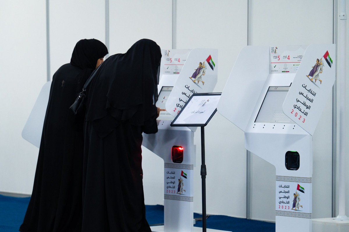 جانب من سير العملية الانتخابية في مركز الفجيرة، حيث يشارك أعضاء الهيئة الانتخابية في عملية التصويت لاختيار مرشحيهم لتمثيلهم في المجلس الوطني الاتحادي. 

#نشارك_للإمارات