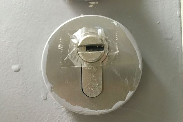 LeContempIateur's tweet photo. Peut-être avez-vous déjà trouvé un morceau de scotch transparent collé sur la serrure de votre porte d'entrée ?

En fait c'est une très vieille astuce de cambrioleurs qui est encore utilisée de nos jours…

Le principe est simple, il collent un morceau de scotch sur la serrure d'un appartement ou bien d'une maison et repassent un ou plusieurs jours après afin de voir si le scotch est toujours intact. Si il a été percé ou enlevé alors c'est que le locataire ou le propriétaire du logement visé est très certainement rentré chez lui entre temps. 

Si le scotch n'est pas percé ou n'a pas été enlevé, cela veut dire qu'il n'y a personne dans le logement et donc que les feux sont au vert pour passer à l'action et donc, qu'il est possible de cambrioler sans être dérangé…

Alors si jamais vous rencontrez un bout de scotch sur votre serrure ou celle de vos voisins, dites-vous bien qu'un ou plusieurs individus rodent dans les alentours, net c'est sûrement pas pour venir boire le thé chez vous.

Le mieux étant alors d'alerter les services de police et d'informer votre voisinage rapidement.

J'espère que cette information vous servira et vous sera utile, en espérant tout de même que vous n'y soyez jamais confronté.