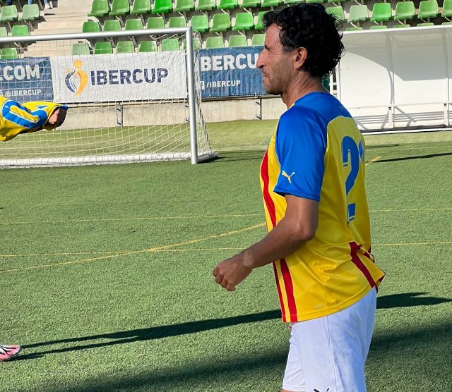 FutbolistasVCF's tweet photo. Tras caer por la mínima ante Atlético y Mallorca, nuestro equipo goleó en la #CopaFEAFV al Marbella por 5-1 (2 Juan Sanchez, 2 Roberto y Pepe Pla) Amunt! 💪⚪⚫🦇 #llegendesdelsentiment #copaFEAFV
#FutbolVeteranos
#FutbolSolidario
#AsociacionesMiembrosFEAFV https://t.co/TCkJbb66rU