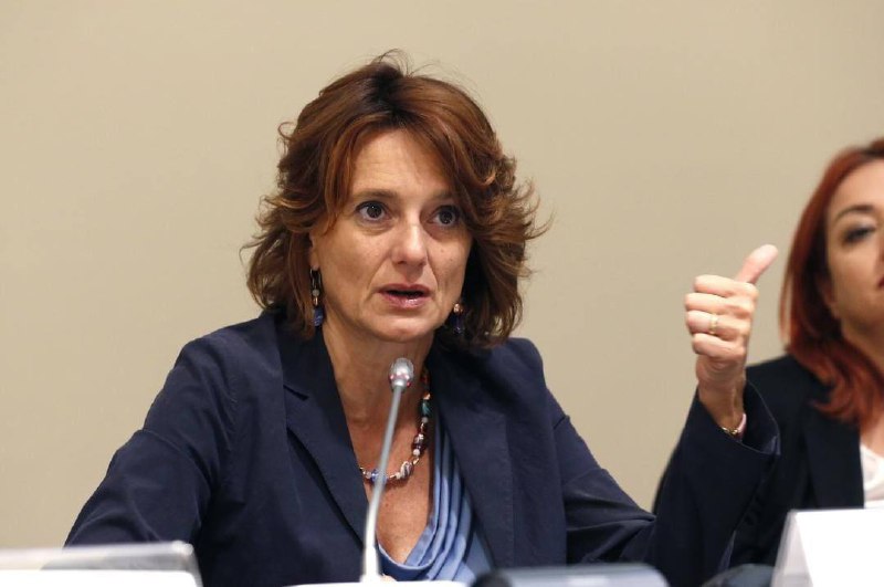 ultimora_pol's tweet image. Elena #Bonetti fonda l’associazione politica #PER (popolari, europeisti, riformisti). Vuole essere la seconda gamba centrista per far ripartire il #TerzoPolo senza #ItaliaViva che si è sfilata e sostenere #Azione fino alle #Europee2024. (CdS) 

@ultimora_pol