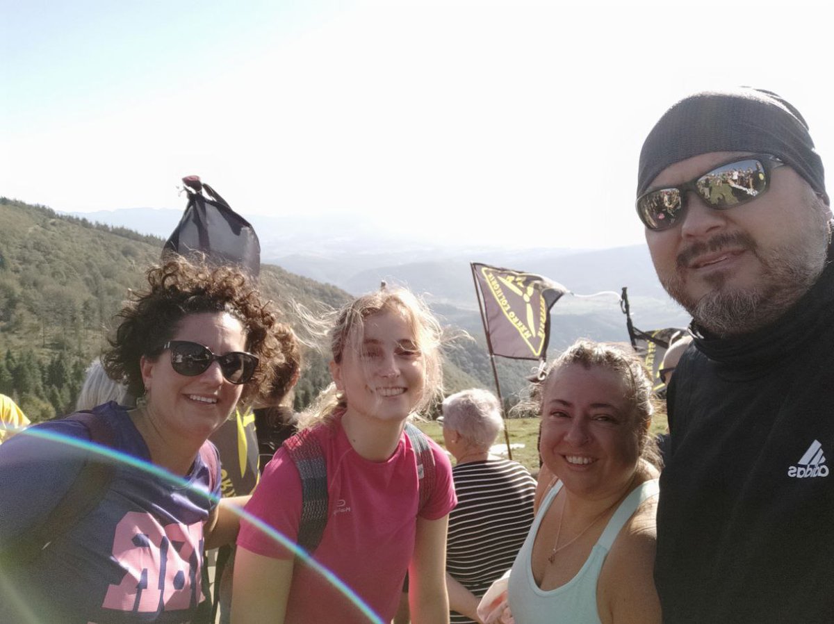 anavinalsblanco's tweet photo. En el día de los Montes Bocineros y desde la cima del #Kolitza en #Balmaseda hemos dejado claro que una verdadera transición energética debe ser democrática, justa con las personas y respetuosa con el medioambiente. Como dice @enkareolikoez renovables sí, pero no así #MendiakAske https://t.co/fsTfynlXv8