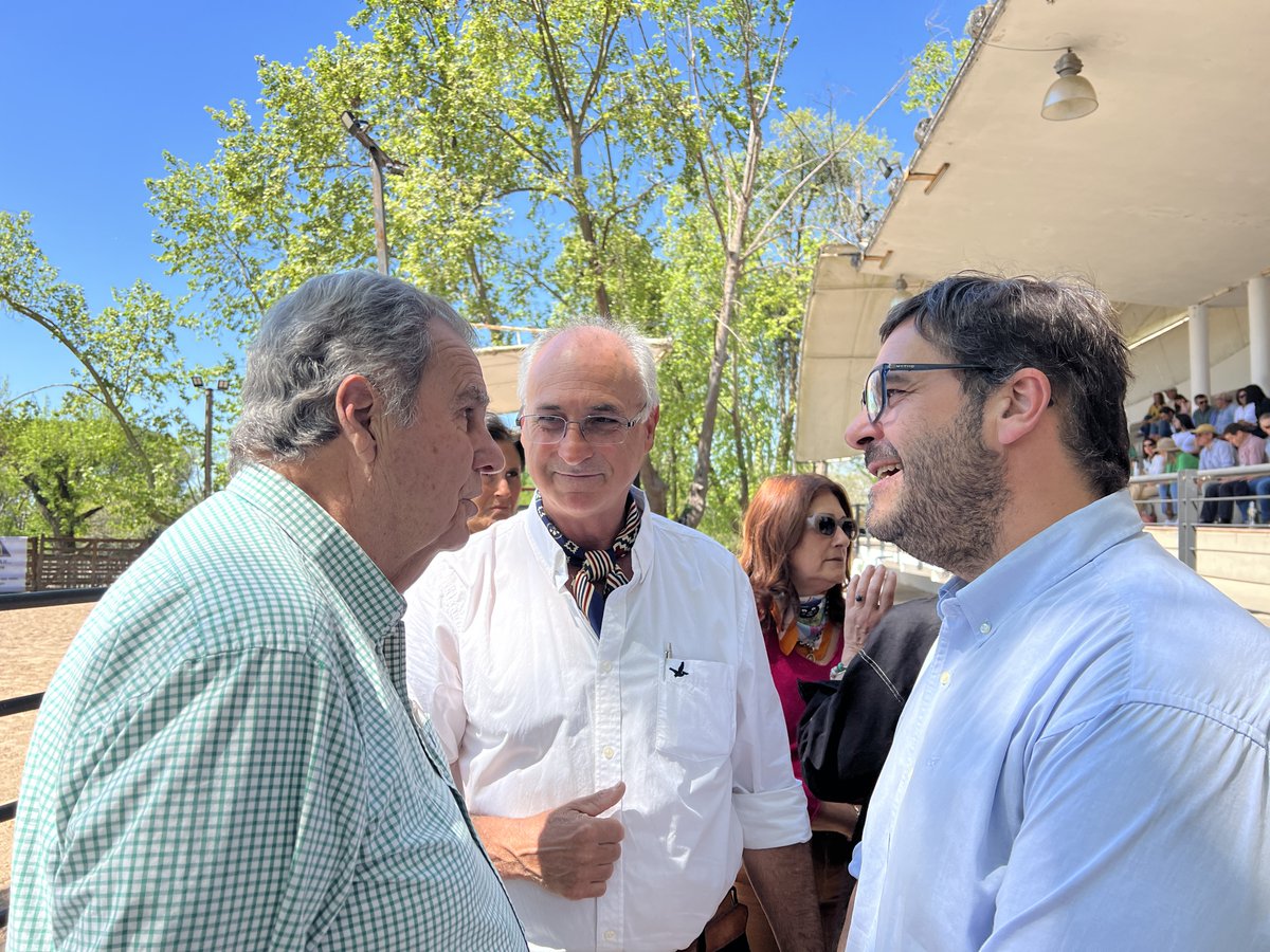MGAPUruguay's tweet photo. #AHORA el ministro (i) @ignacio_buffa de gira por Cerro Largo visita Expo Melo. Allí se reunió con el intendente @jose_yurramendi de @gobiernodecl, autoridades nacionales y departamentales, prensa y productores. https://t.co/mwOfjWTZfr