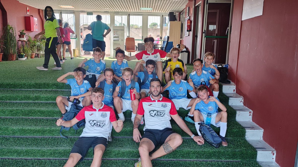 jaimebuma5's tweet photo. ⚪️🔵⚪️Primer partido del alevin A de f7 con resultado a favor💪🏽💪🏽💪🏽 como juegan los pequeños... vamos a por el siguiente⚪️🔵⚪️ @CDVicalvaro https://t.co/GF72JNP7zO