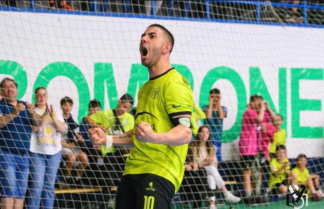 NotInMyHouse26's tweet photo. 📹YouTube @guardofs
En los prolegómenos del partido ante el Unión Arroyo, bonito detalle de la plantilla con una camiseta de apoyo a uno de los grandes capitanes y estandartes del equipo como es @chochy_10 lesionado de gravedad. 💚💛
#ForzaDeporCyLGuardoFS 
#EscudoEquipoAficion https://t.co/3D3aA1YCMG