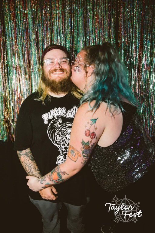 mikeputsonshows's tweet image. Taylor Fest STL stays sick as hell, @ha_kite stays taking sick ass pictures.