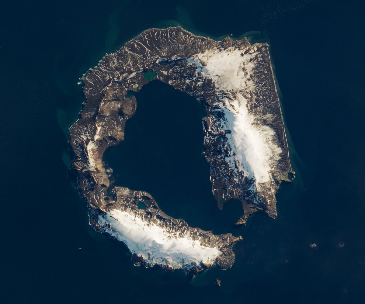 NASAEarth's tweet image. Enter if you dare ☠️

Deception Island, located off the Antarctic Peninsula, is one of the only places in the world where ships can sail directly into the center of an active volcano. #Landsat 8 captured this image in March of 2018. go.nasa.gov/3Q1vMgp ⛴️🌋