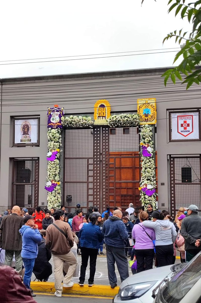 CarlitosCordov9's tweet photo. Faltan 02 horas para que el Señor de los Milagros salga a recorrer las calles de Lima en su primer recorrido procesional 💜🤍
#SeñordelosMilagros #Nazarenas #HSMN https://t.co/ClNNh1wdLq