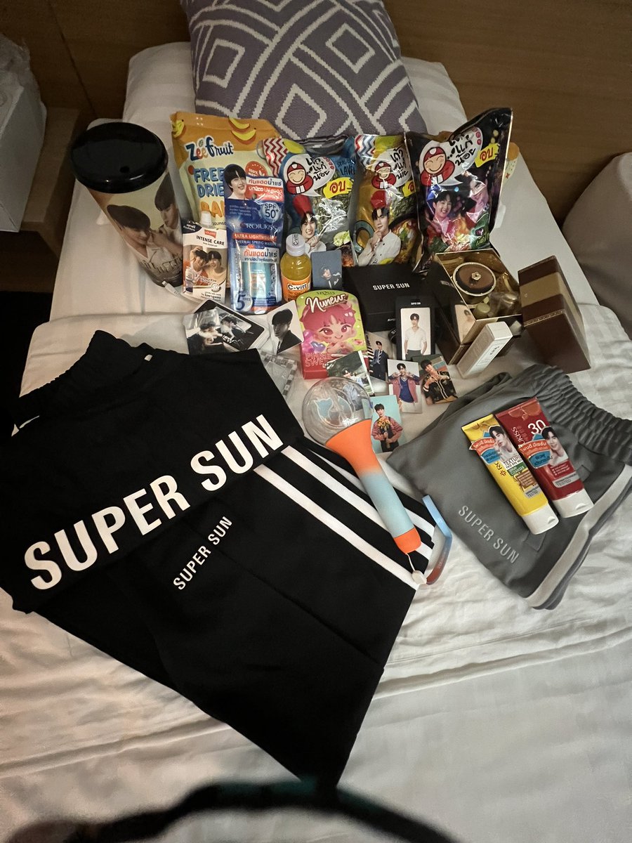 angelzunbc's tweet photo. Damages for this trip 🤑🤑🤑 Now how to haul these back🤣???
The Faceshop lady was smiling as we pestered her with what all ZNN endorsed and she patiently showed us everything🥰
#SuperSun #ZeeFruit #Lolane #faceshop #CVittxZeeNunew #taokaenoi #sis2sis #rojukiss #ZeeNuNew https://t.co/psYWo6Tyye