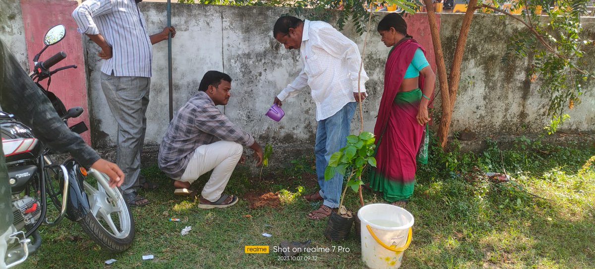 WarangalPost's tweet photo. Swachta Cleaning and Plantation Drive conducted on 07.10.2023 at Donakal SO a/w Mahabubabad HO under Warangal Division. https://t.co/BydjSDAxPZ