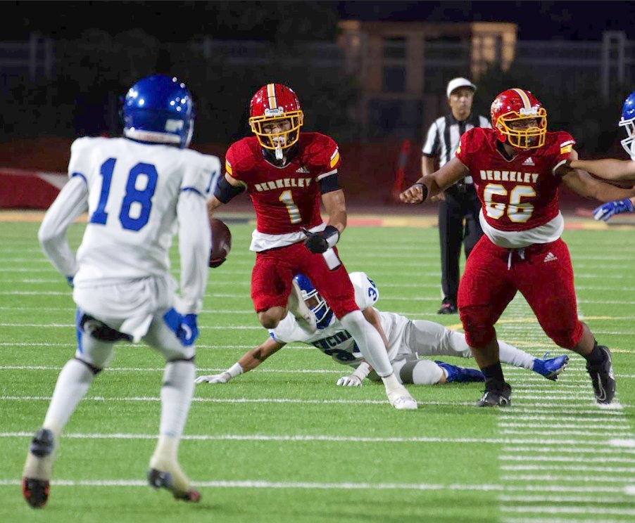 BHSJacketsFB's tweet photo. Absolutely electric atmosphere for last night's League Opener, a 55-6 win over Encinal. @BHSjacketSports #thebuzzisback @CoachPerry2012 @CoachO_BHS @Coachgrace4 @NO_CLUE_JOSH @Cahlil_15 @LucasCord42 @EliMoulton4 @Jalenrh1 @DeontaeFaison @DrewHendo16 @ShawnBrownjr https://t.co/1JRURIr6vc