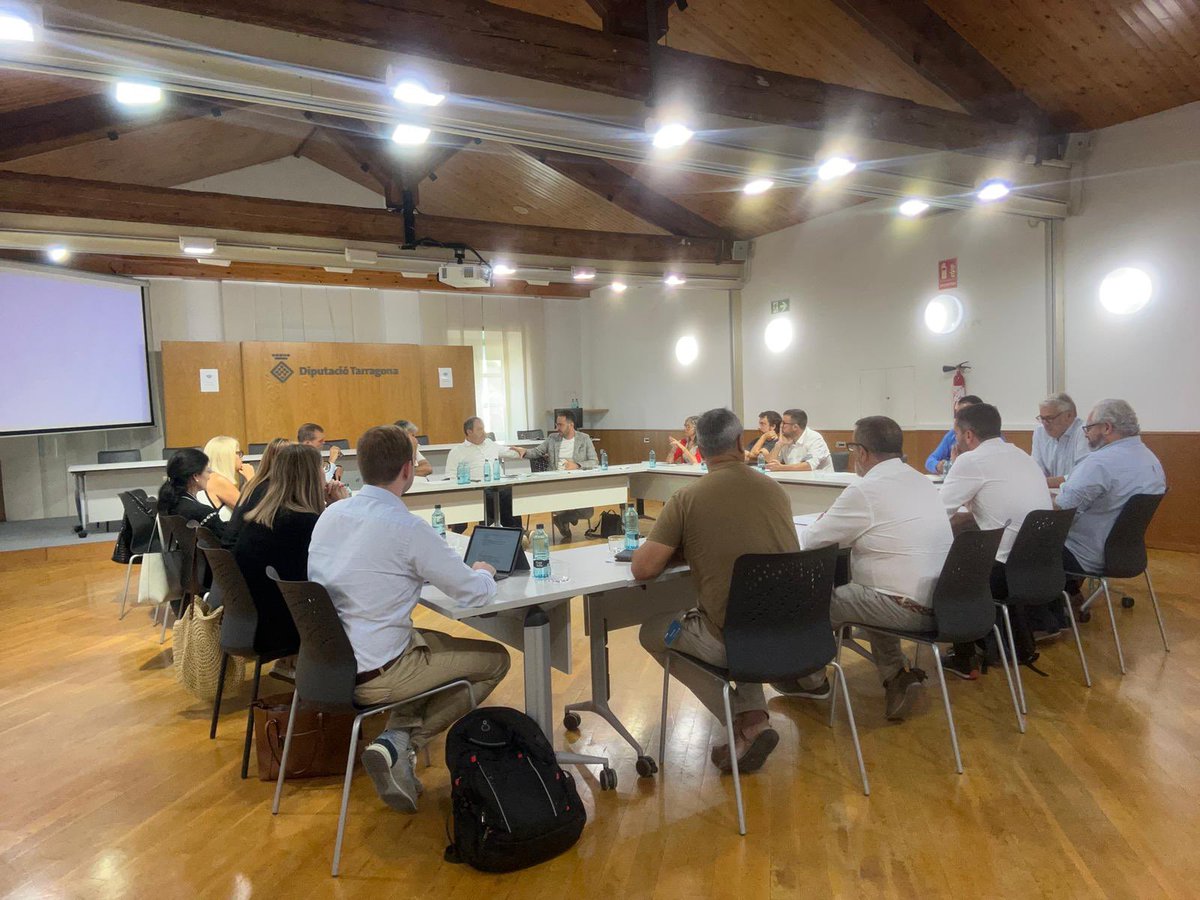 El grup de junts a la <a href="/Dipta_cat/">Diputació de Tarragona</a>, encapçalat pel seu president, <a href="/PereSegura2019/">Pere Segura</a> i la portaveu, <a href="/assumpcas/">Assumpció Castellví</a>, ha acollit una reunió de coordinació territorial organitzada per <a href="/JuntsCampdeTgn/">Junts Camp de Tarragona 🎗</a> amb la presència del seu president i diputat #QuimCalatayud. (1/2)