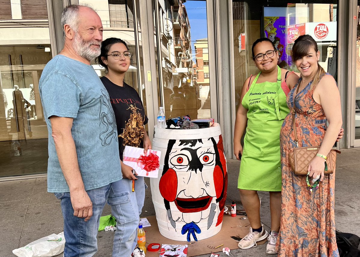 BalbasMarta's tweet photo. 45 aniversario @ASADEMAARANDA , alumnos del @IesVela colaboran pintando barricas en calle Isilla. ¡Enhorabuena y gracias! https://t.co/cpCblnhPcy