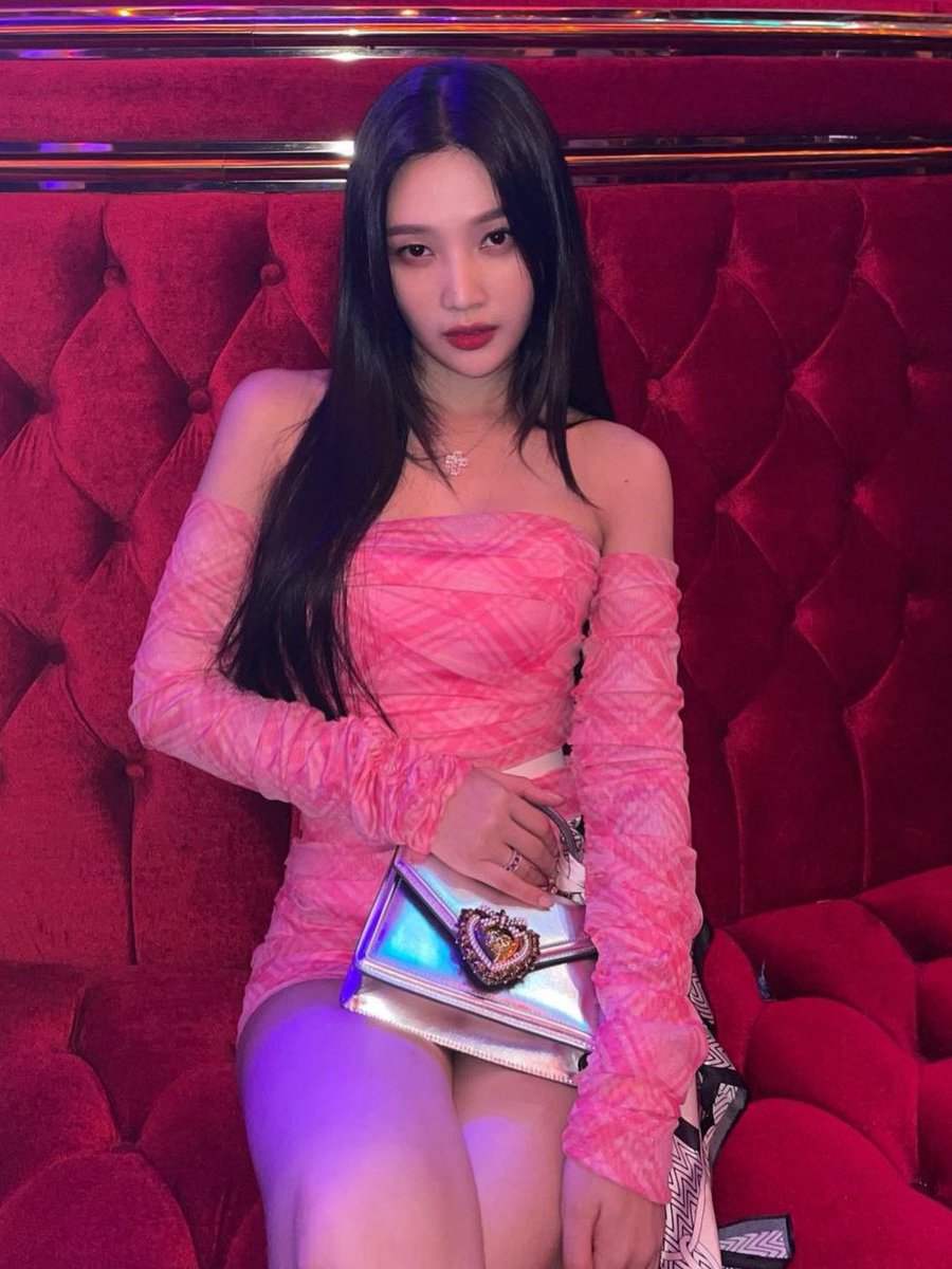 joypics's tweet photo. she’s for the girls https://t.co/z6uzW4T6jY