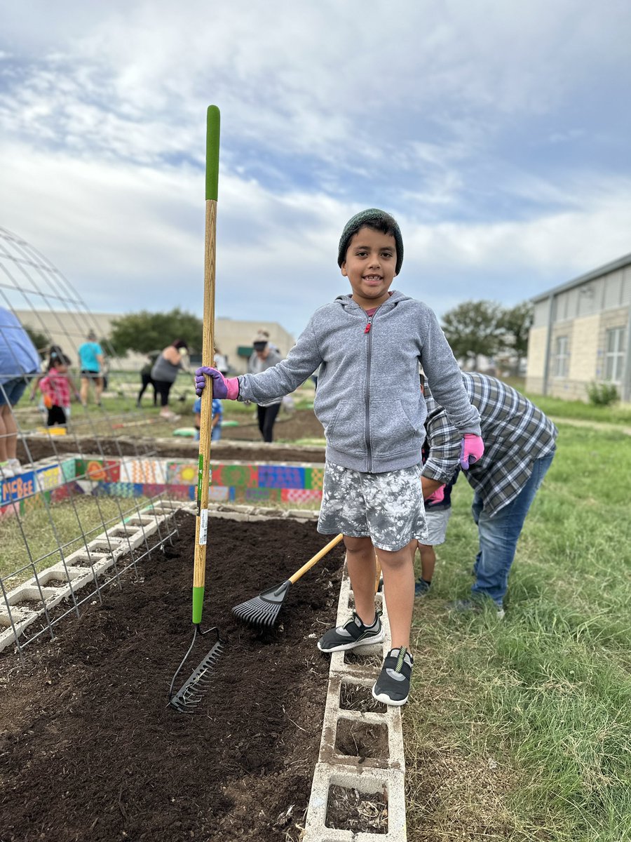 MsZaner's tweet photo. Way to go @McBeeChapaGarci on organizing an amazing and productive Garden Workday @ElementaryMcbee! Student, family, and staff teamwork at its best! @AustinISD https://t.co/BYJl5GxPVL