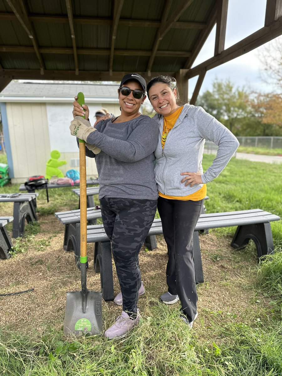 MsZaner's tweet photo. Way to go @McBeeChapaGarci on organizing an amazing and productive Garden Workday @ElementaryMcbee! Student, family, and staff teamwork at its best! @AustinISD https://t.co/BYJl5GxPVL